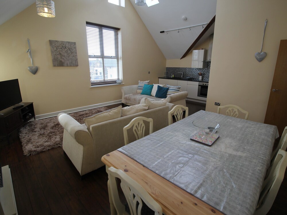 Ashgrove Court Penthouse's by Cardiff Holiday Homes