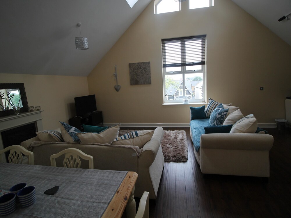 Ashgrove Court Penthouse's by Cardiff Holiday Homes