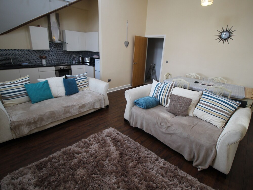 Ashgrove Court Penthouse's by Cardiff Holiday Homes