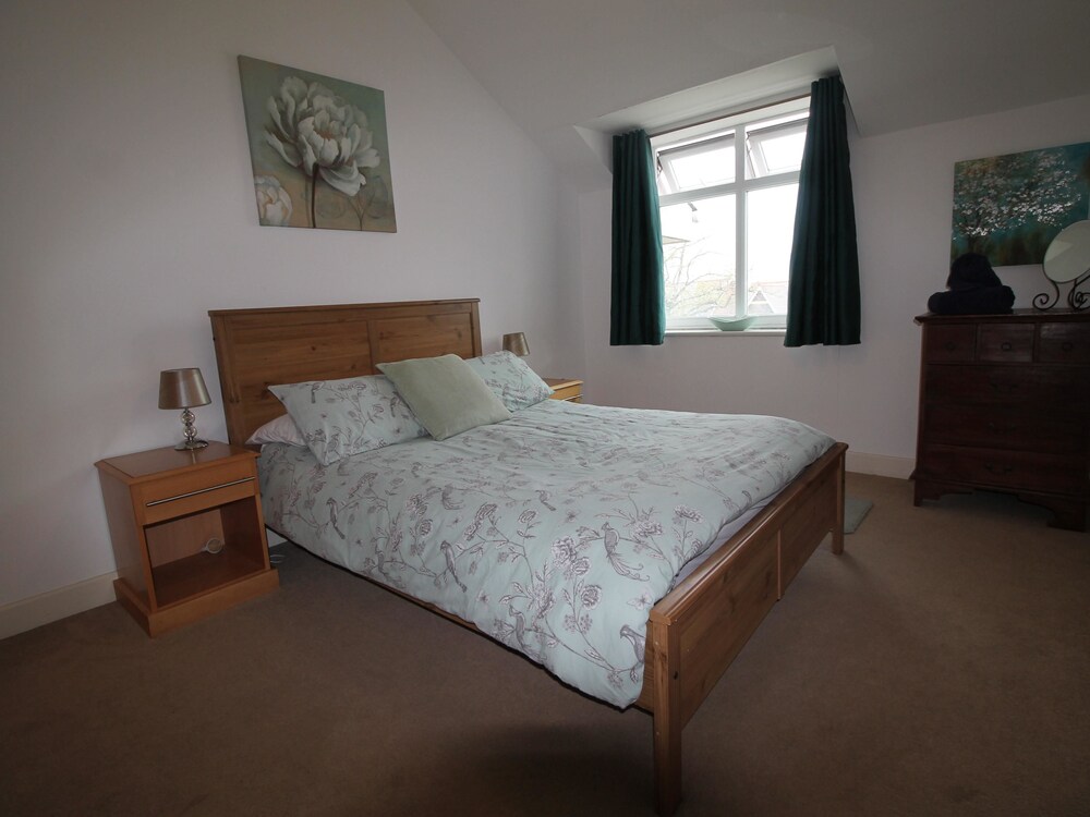 Ashgrove Court Penthouse's by Cardiff Holiday Homes