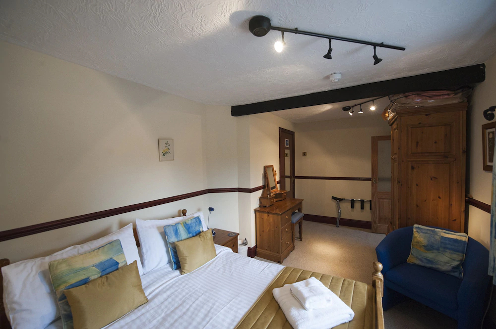 Cwmwennol Country House