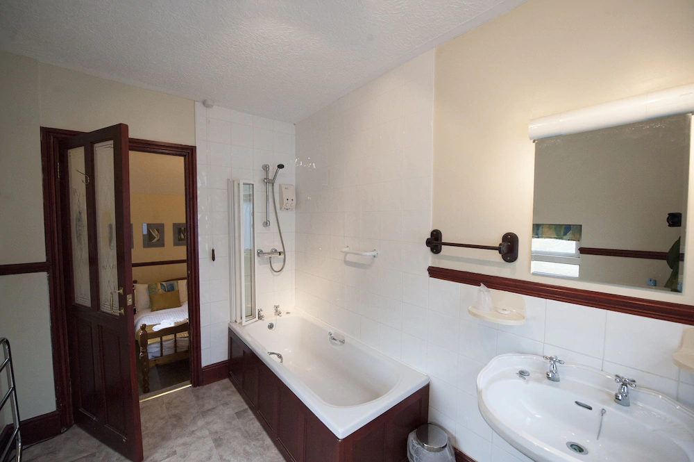 Cwmwennol Country House