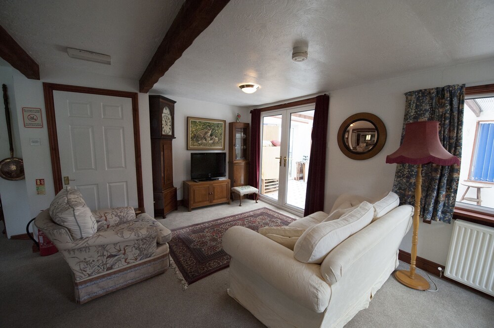 Cwmwennol Country House