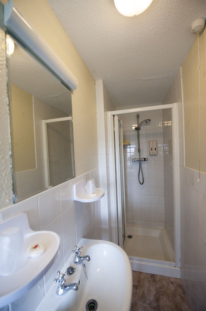 Cwmwennol Country House