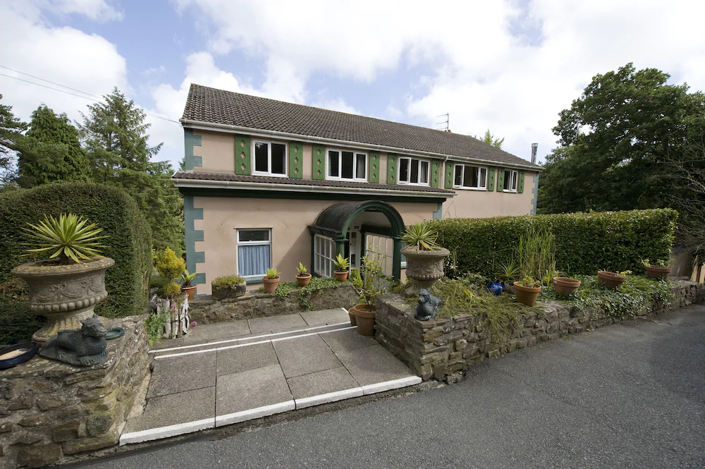 Cwmwennol Country House