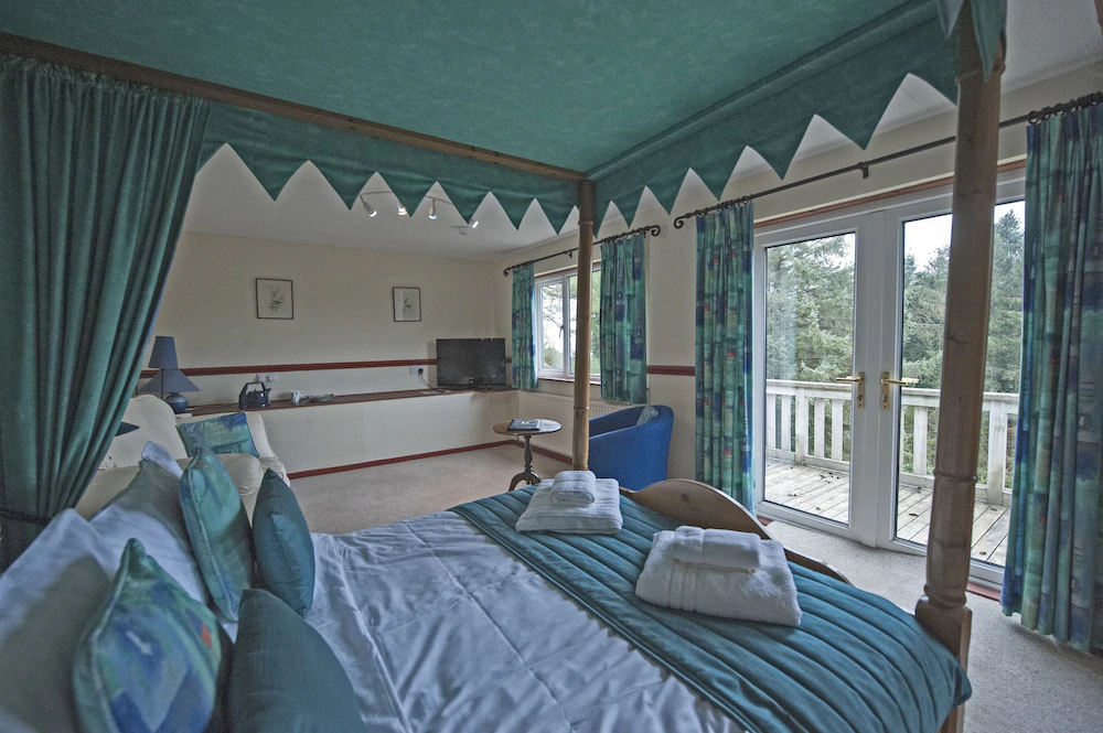 Cwmwennol Country House