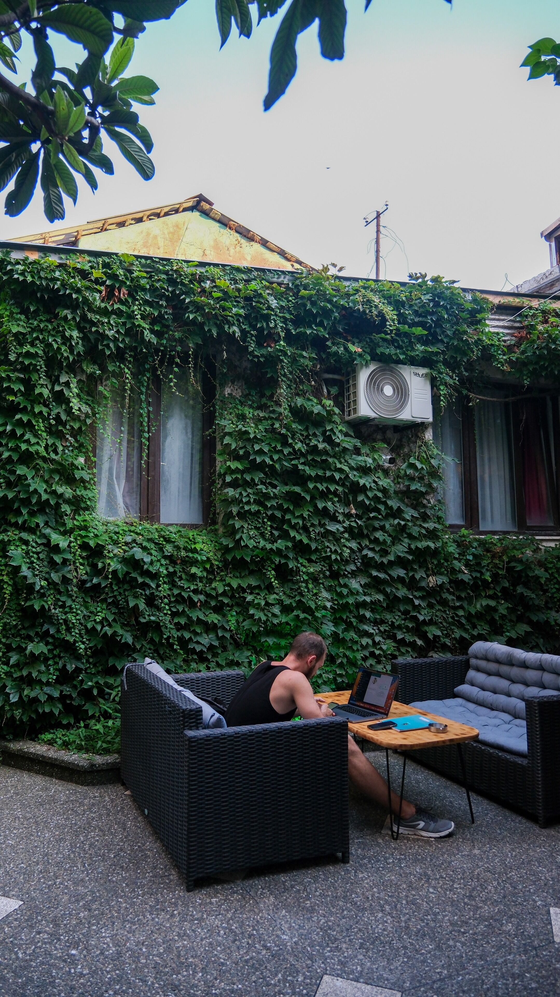Karvi Hostel & Suites
