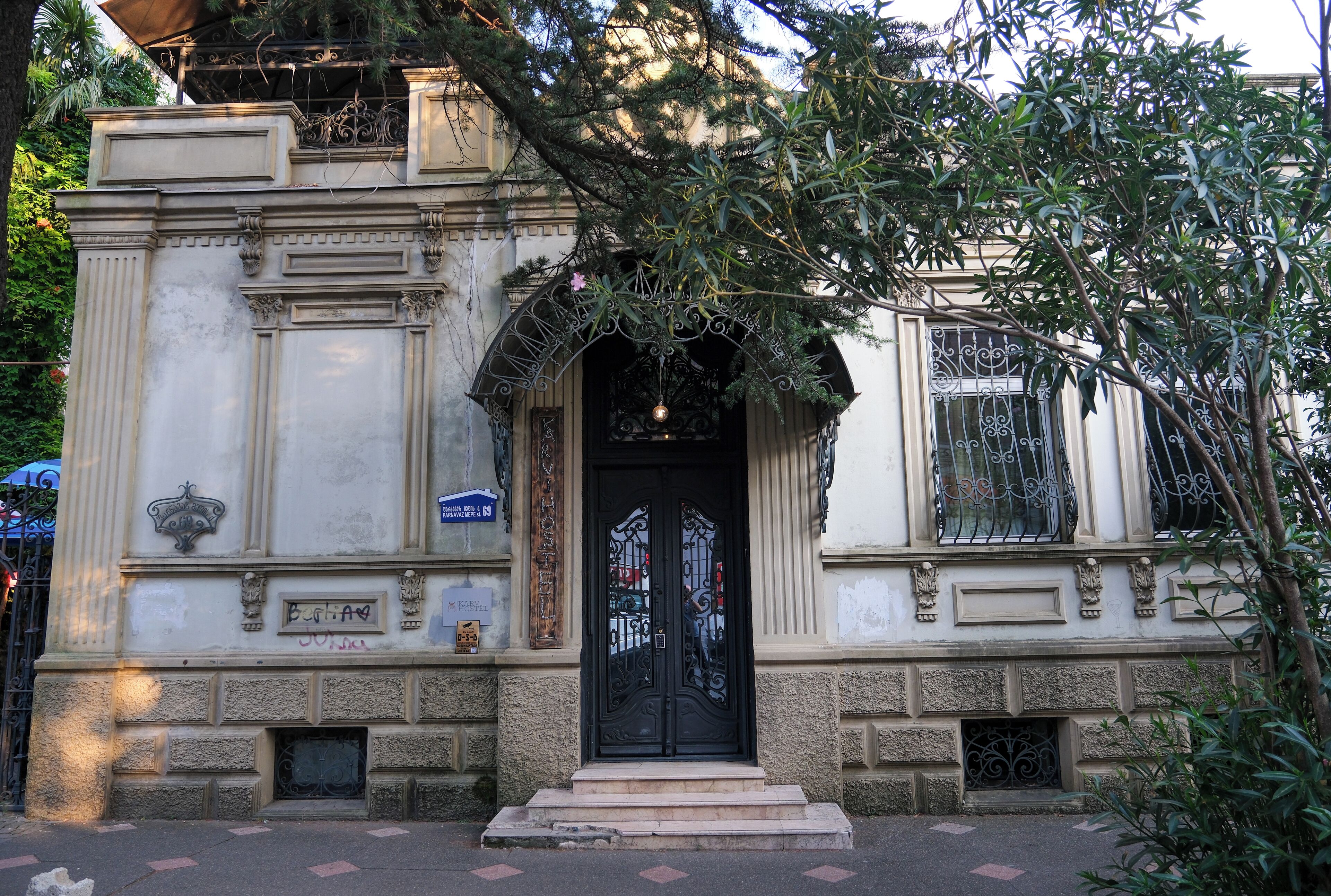 Karvi Hostel & Suites