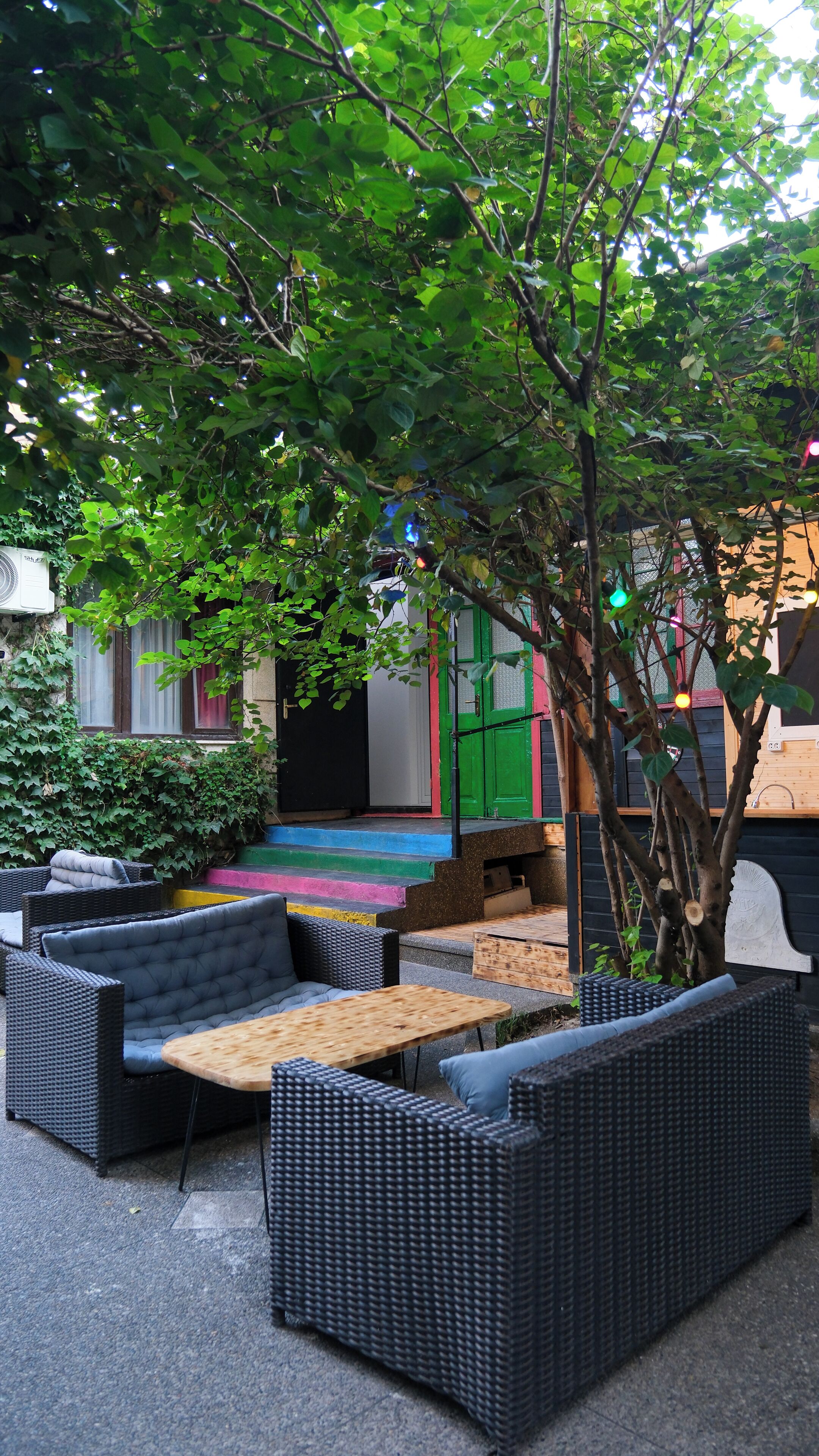 Karvi Hostel & Suites