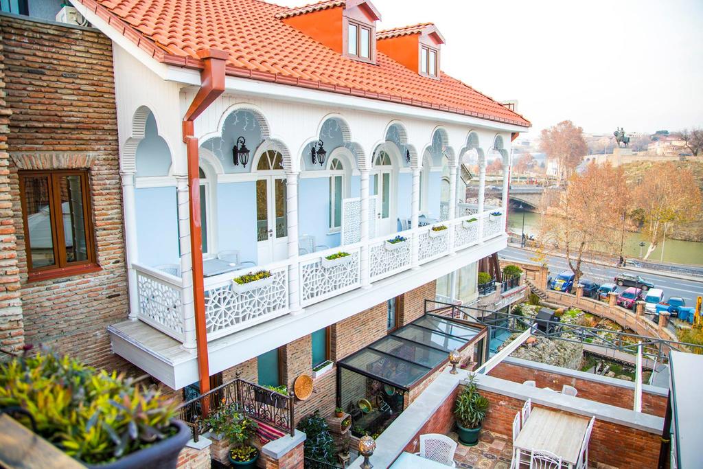 Aivani Hotel