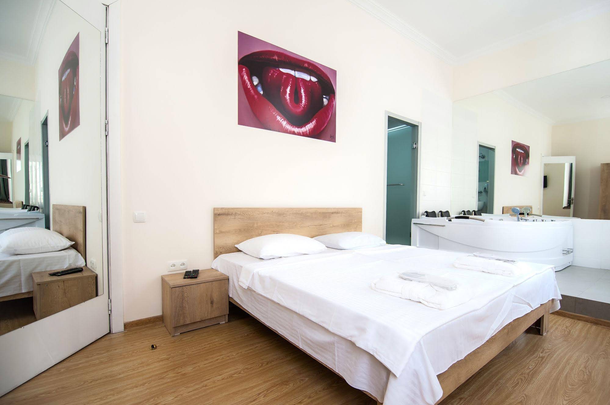 Boombully Hotel