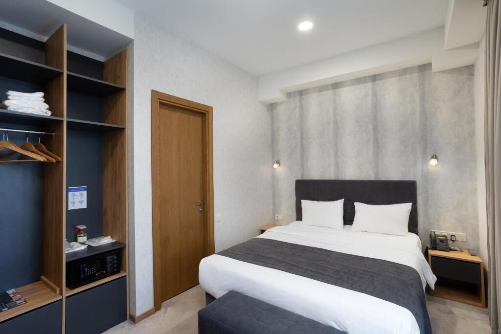 Brooch Hotel