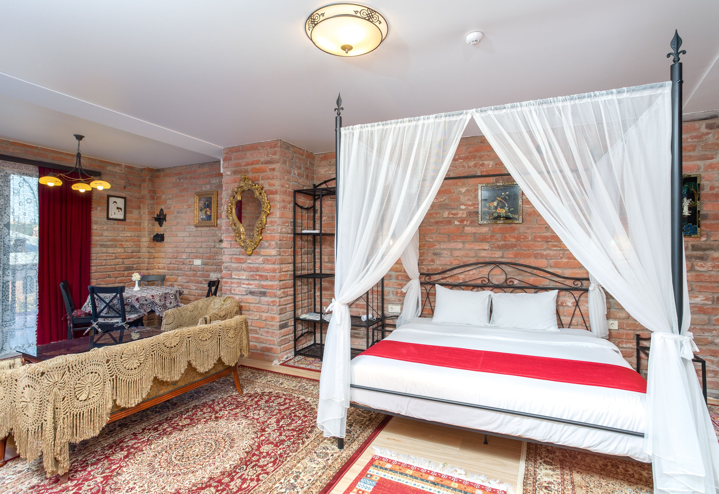 Brooch Hotel