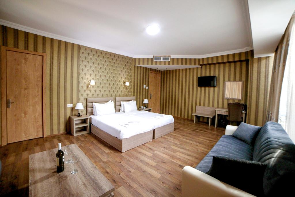 L Plaza Hotel