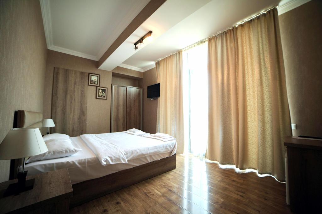 L Plaza Hotel