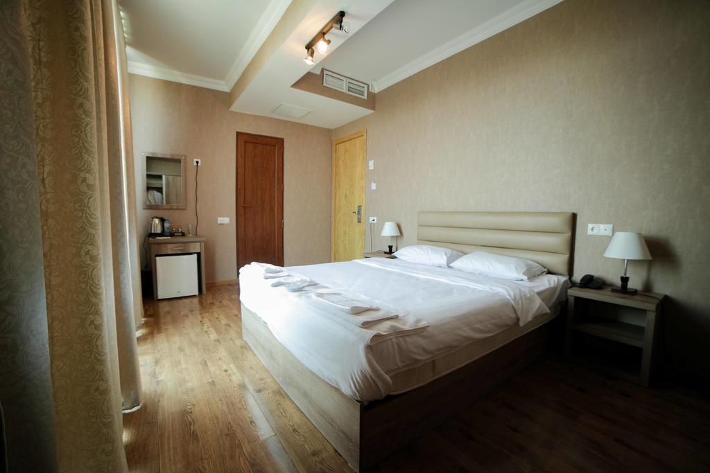 L Plaza Hotel