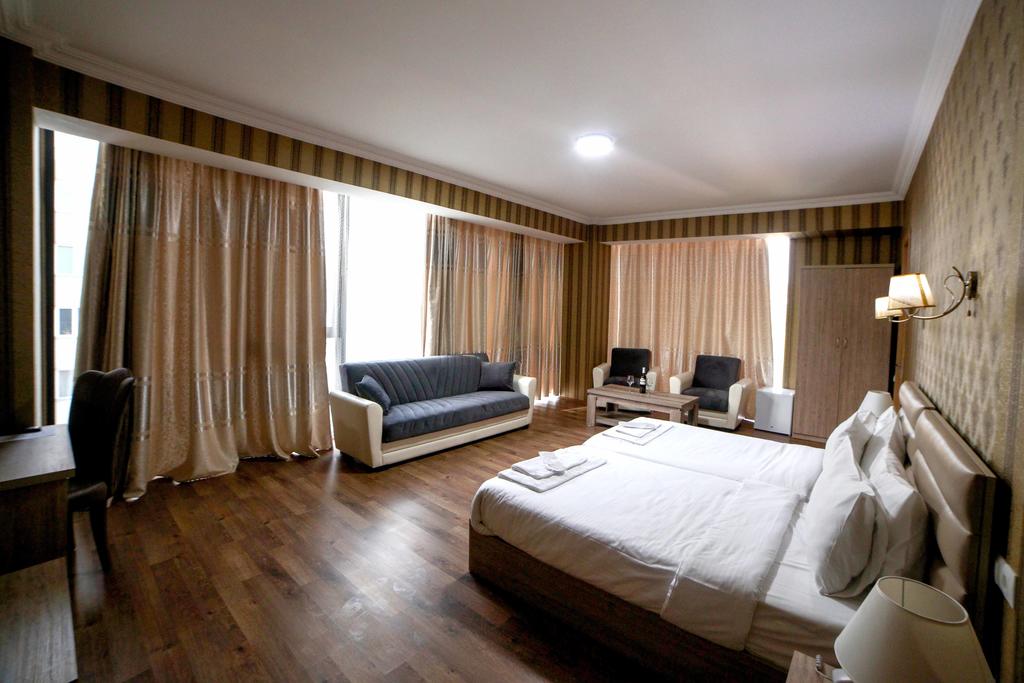 L Plaza Hotel