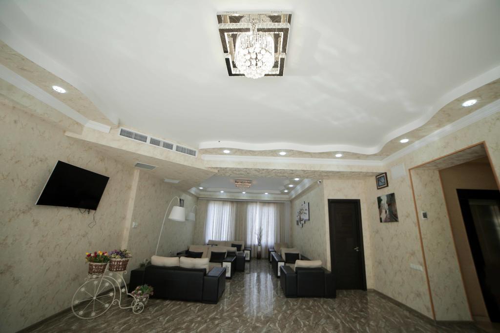 L Plaza Hotel