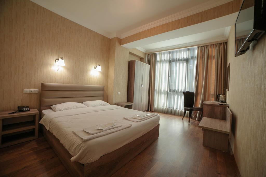 L Plaza Hotel