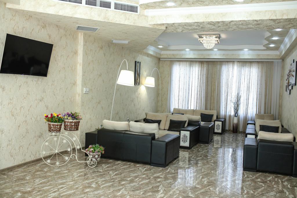 L Plaza Hotel