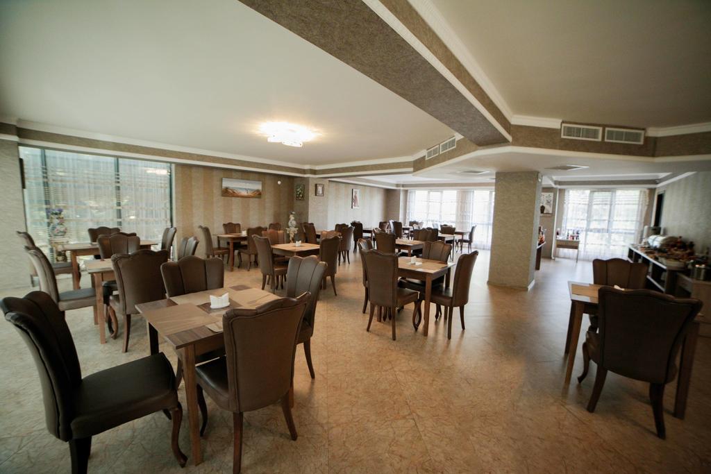 L Plaza Hotel