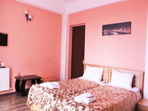 Qeroli Hotel