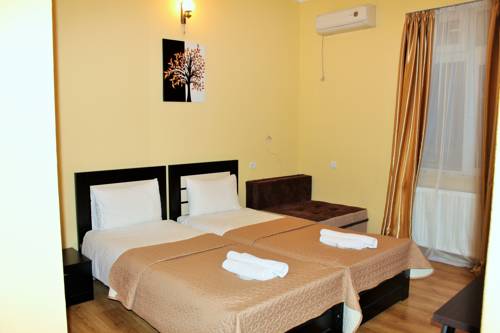 Qeroli Hotel