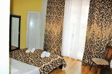 Qeroli Hotel