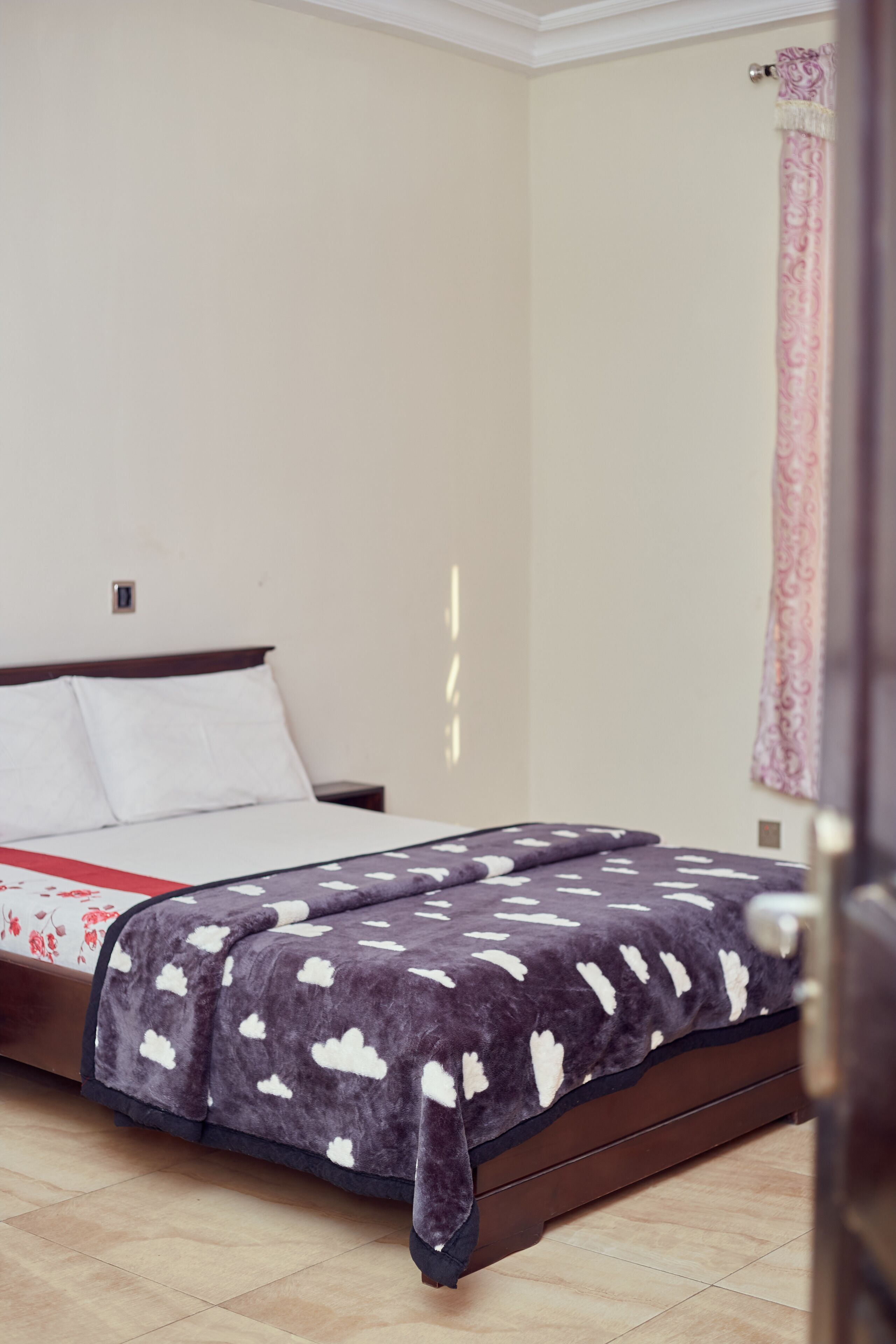 9 Roses Hotel