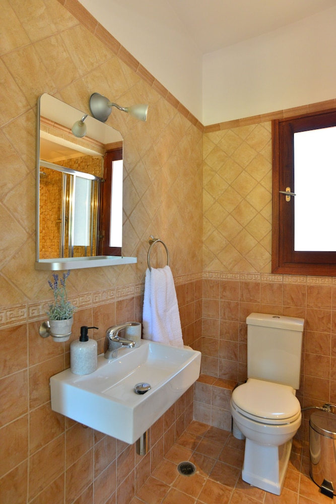 Pyrgos Ralli Estate Apartments & Suites