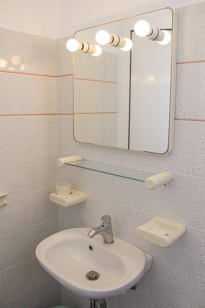 Blue Dolphin Studios & Apartment