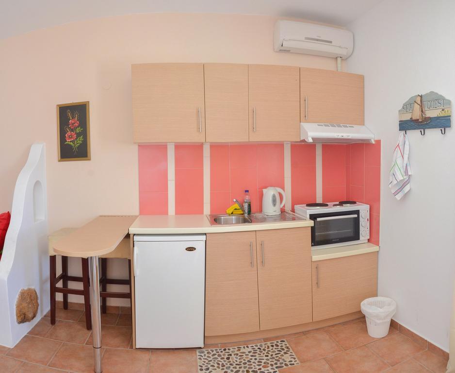 Evi's Studios Tholaria