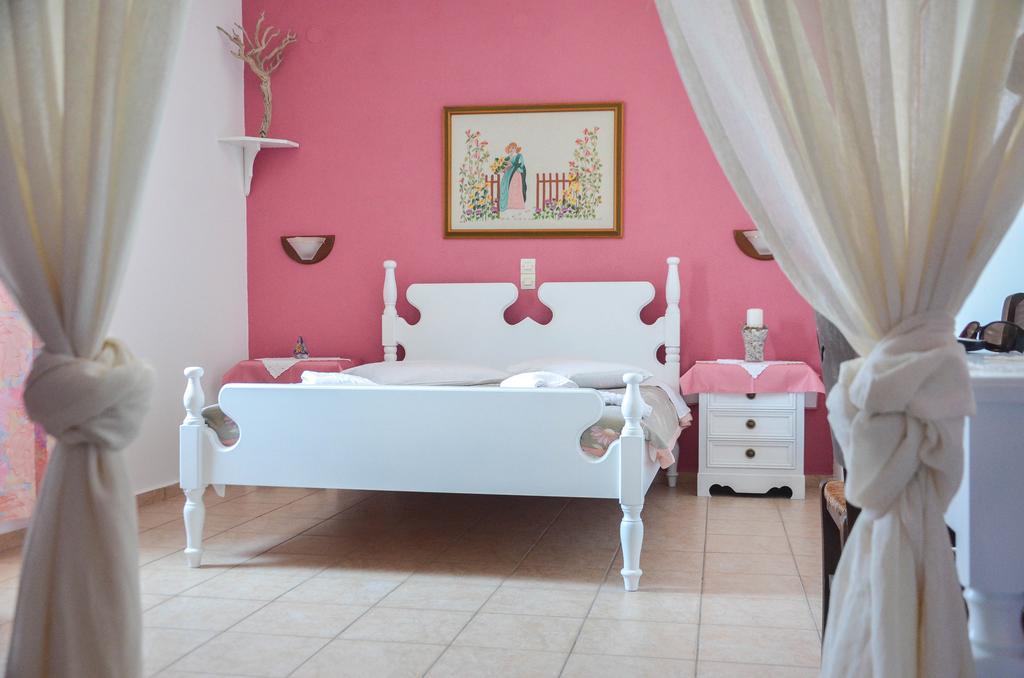 Evi's Studios Tholaria