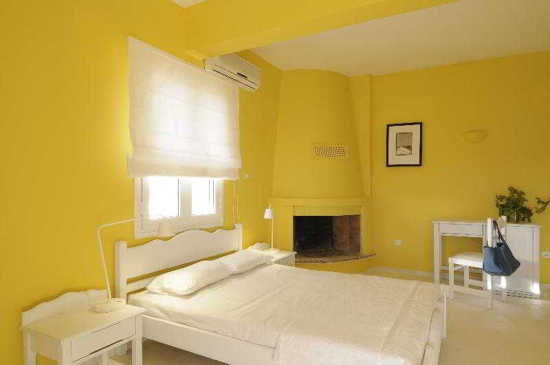 Kymothoi Rooms & Pool Bar