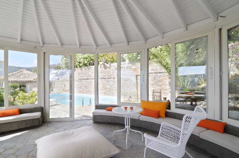 Kymothoi Rooms & Pool Bar