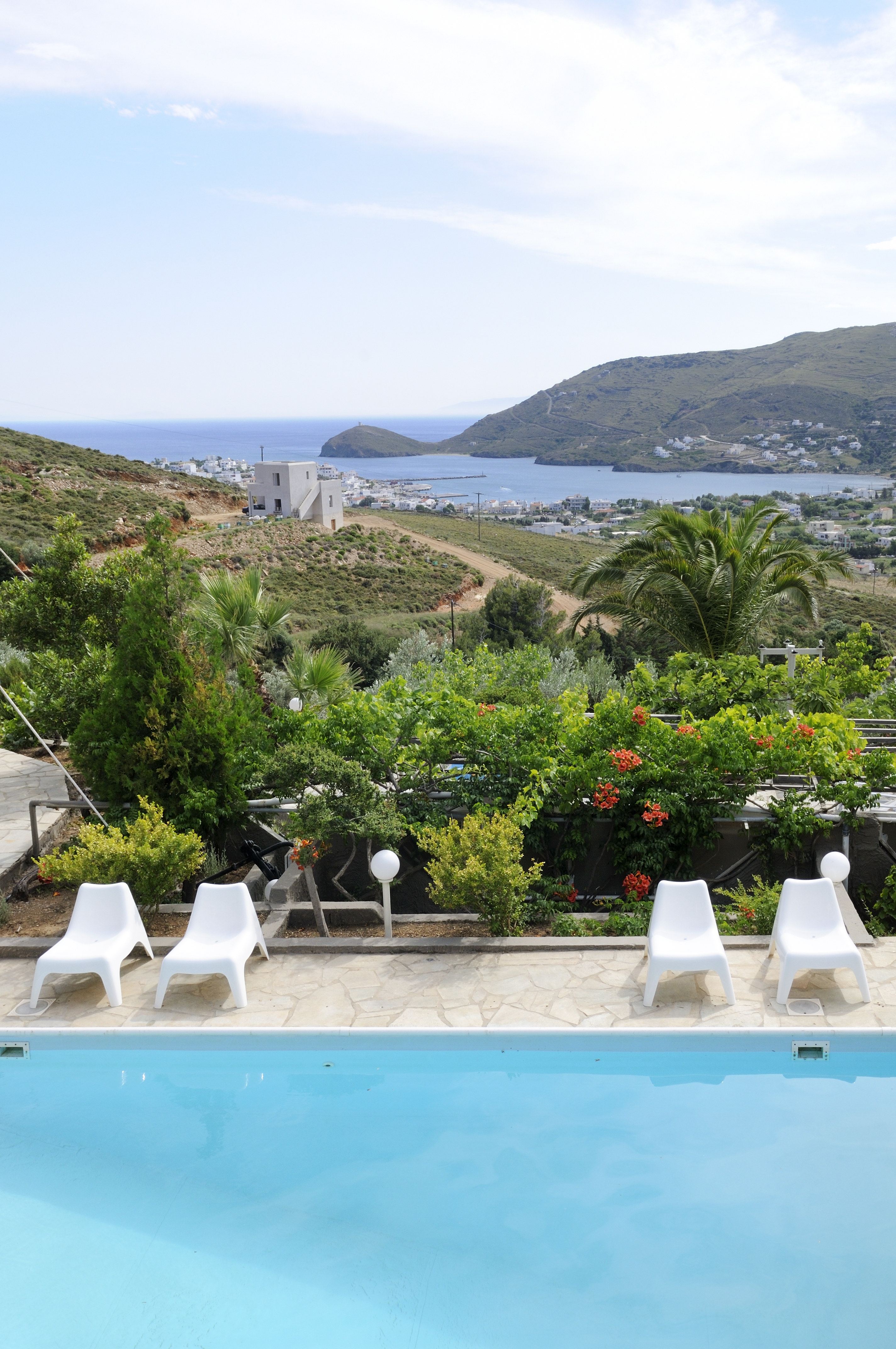 Kymothoi Rooms & Pool Bar