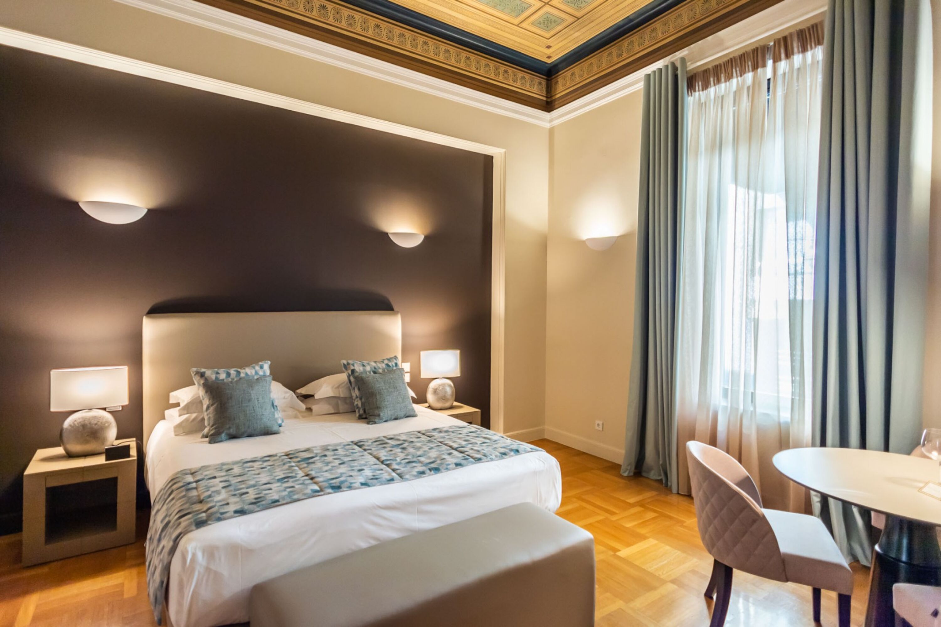 33 Solonos Suites