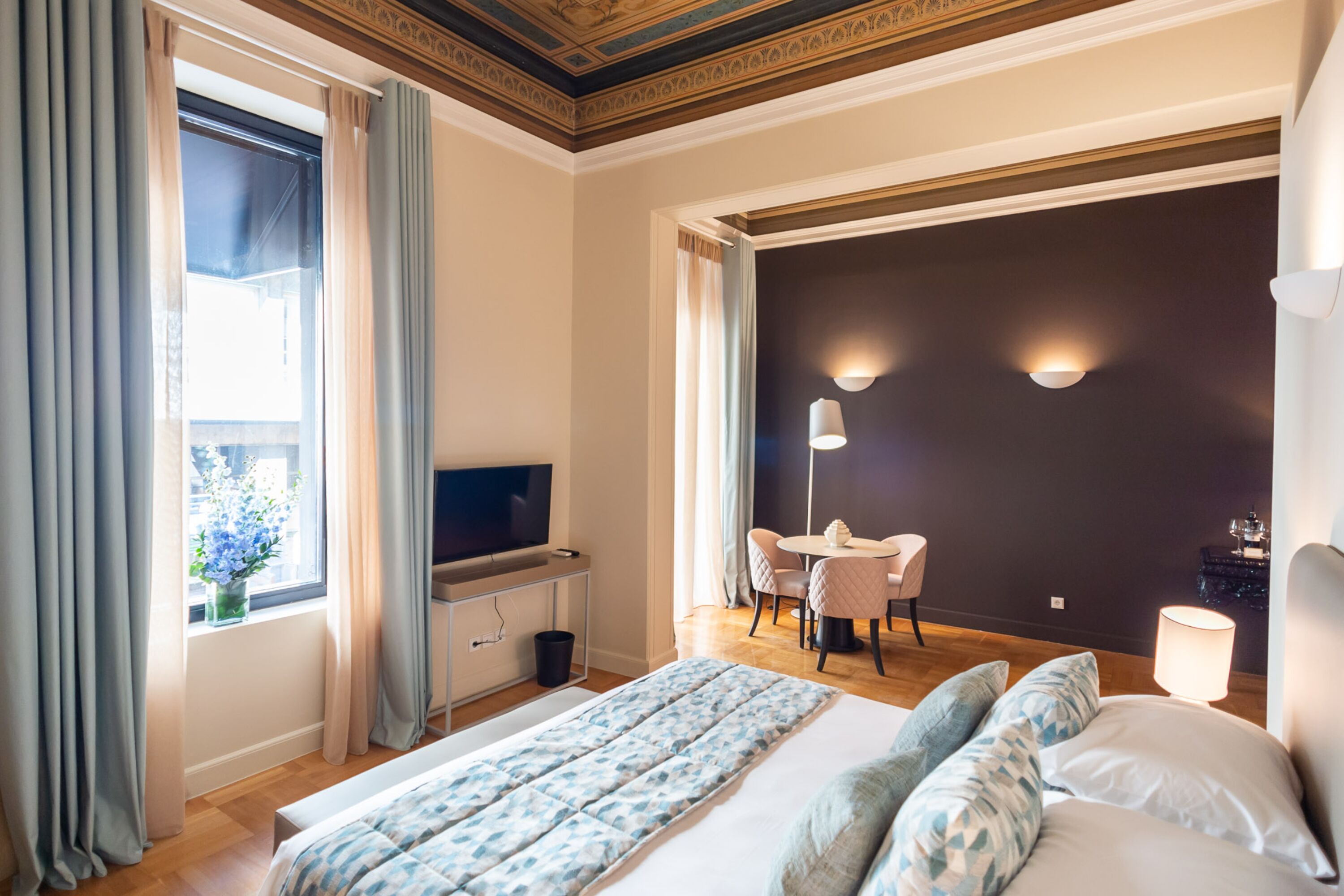 33 Solonos Suites