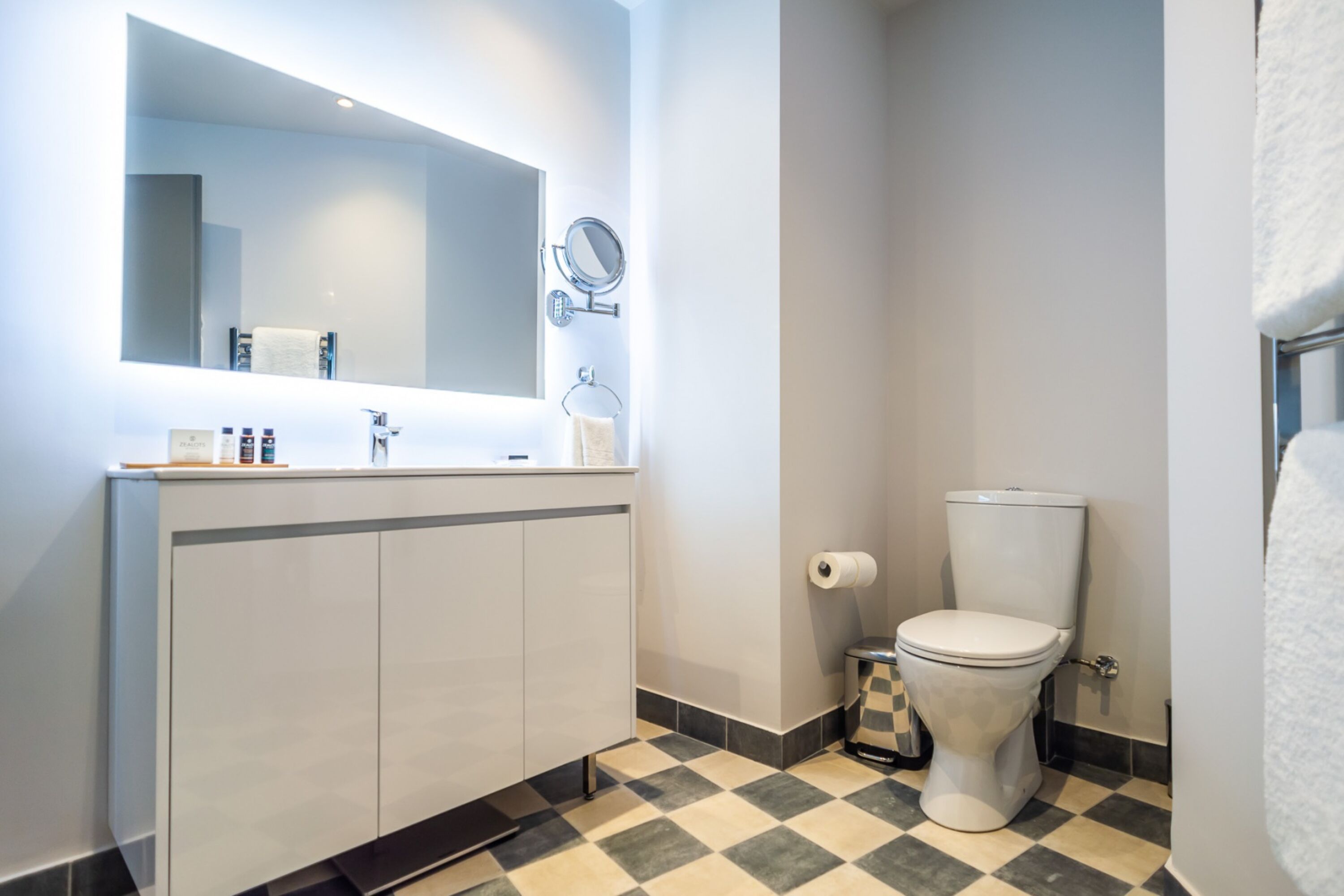 33 Solonos Suites