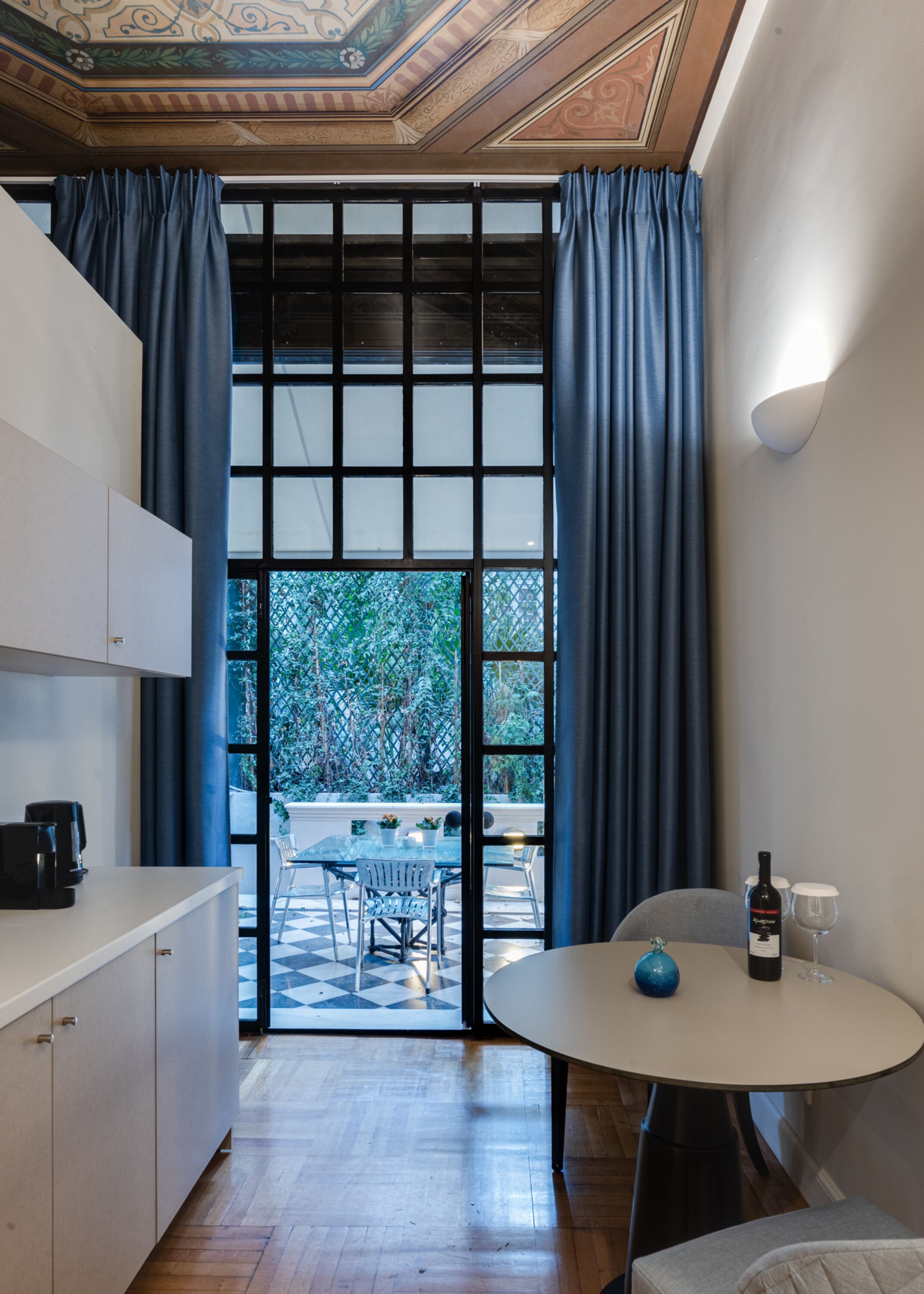 33 Solonos Suites