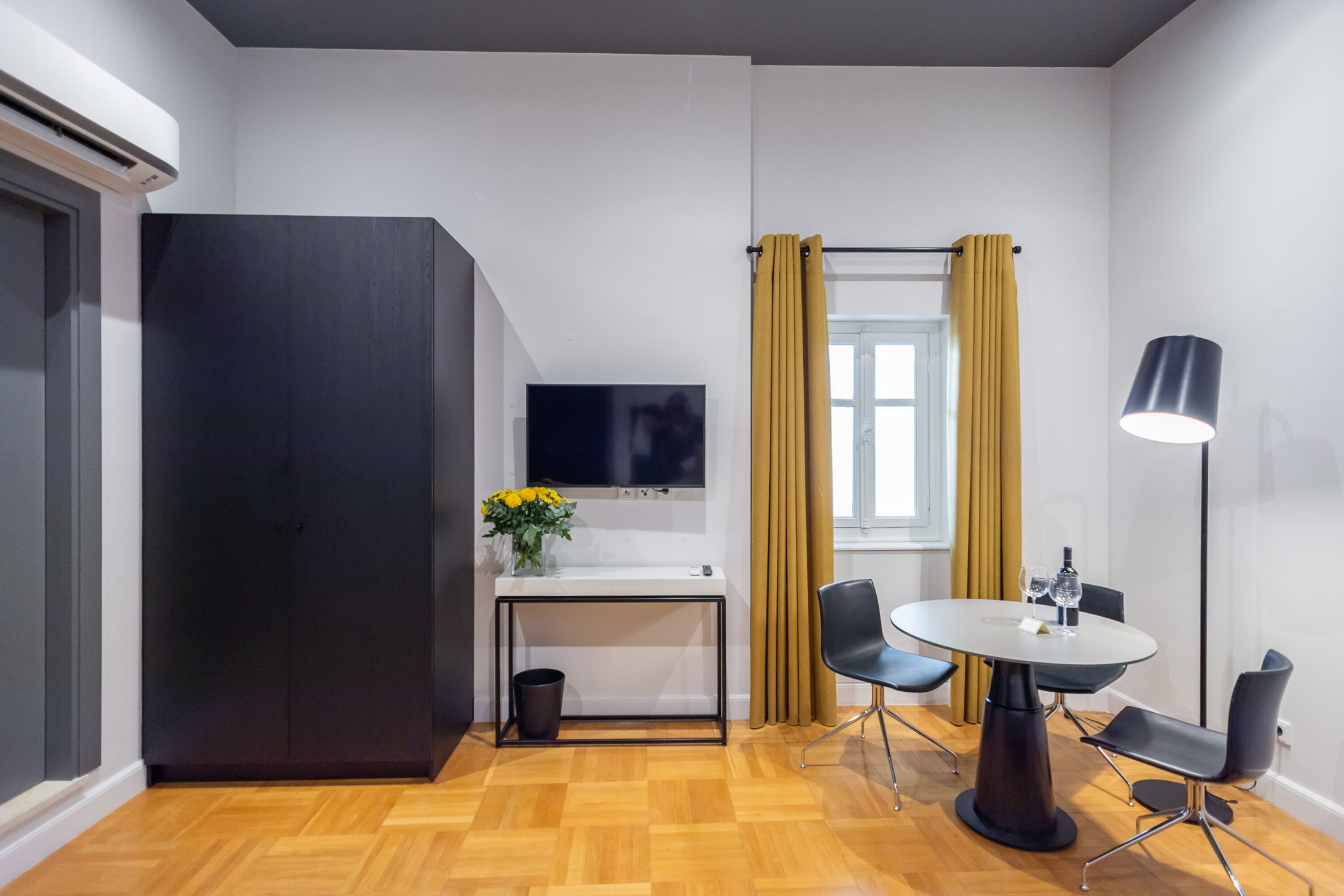 33 Solonos Suites