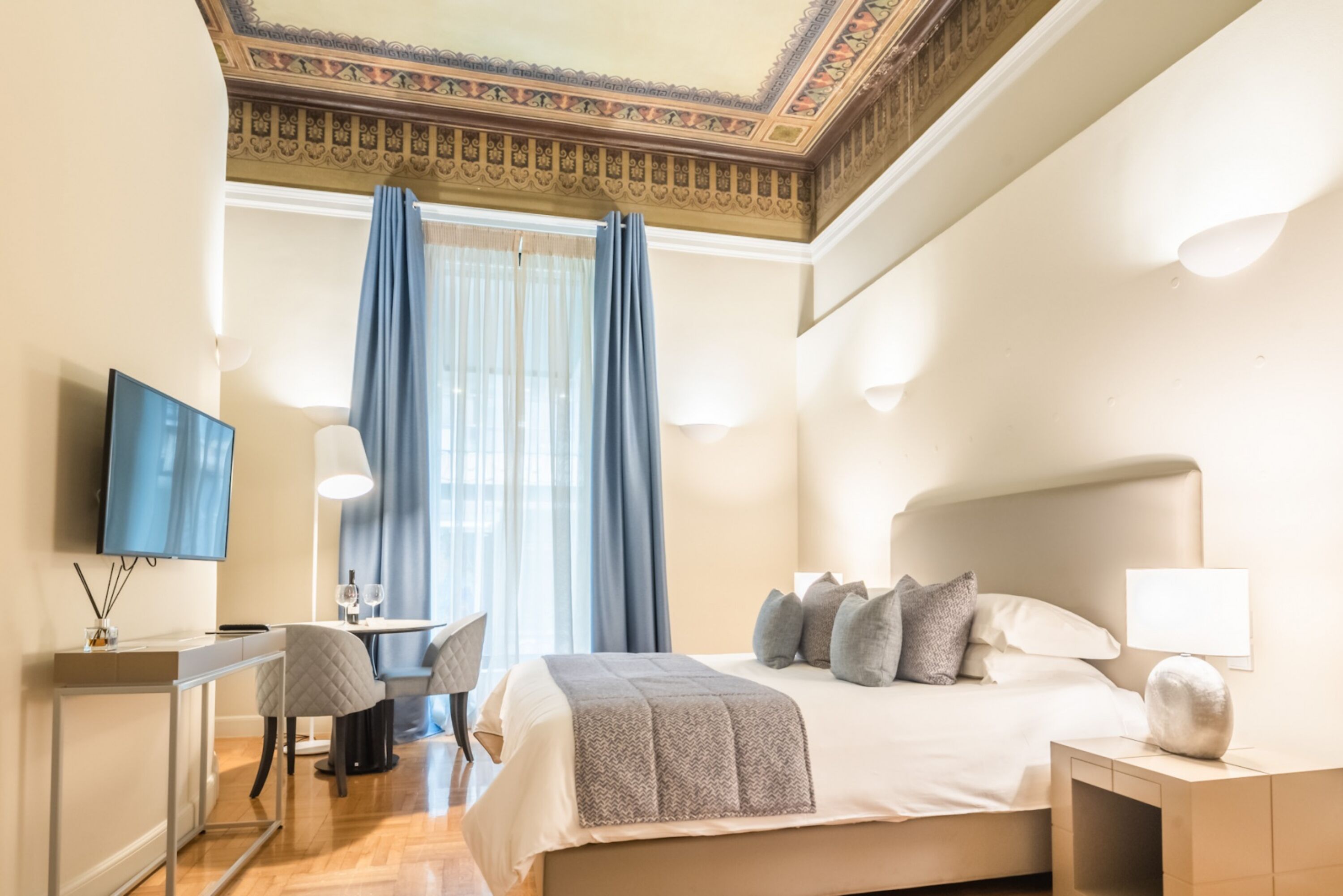 33 Solonos Suites