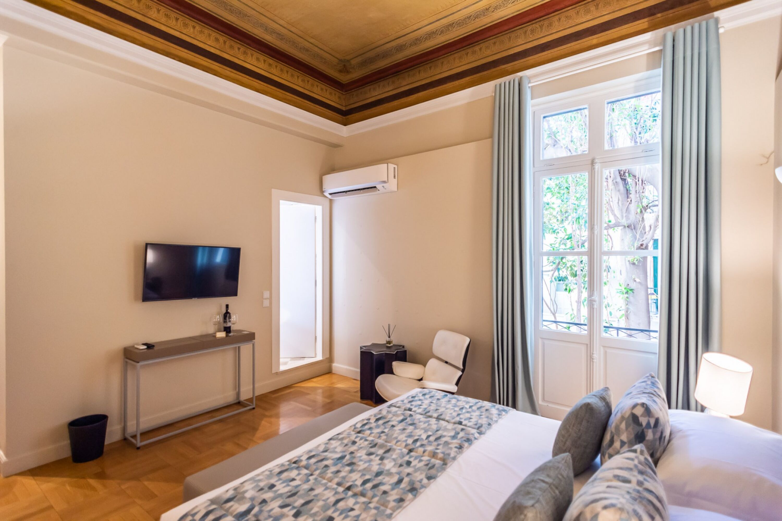33 Solonos Suites