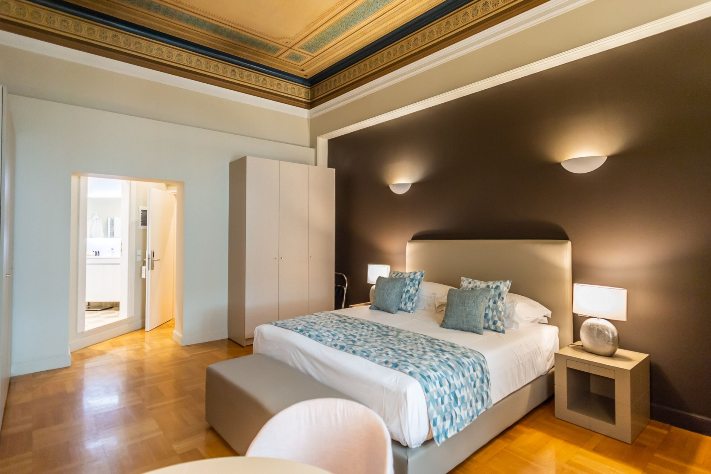 33 Solonos Suites