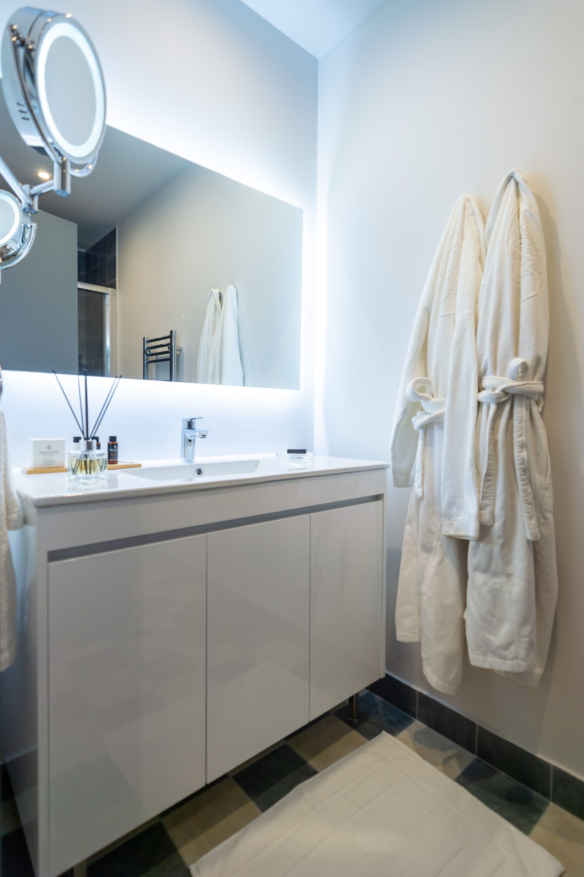 33 Solonos Suites