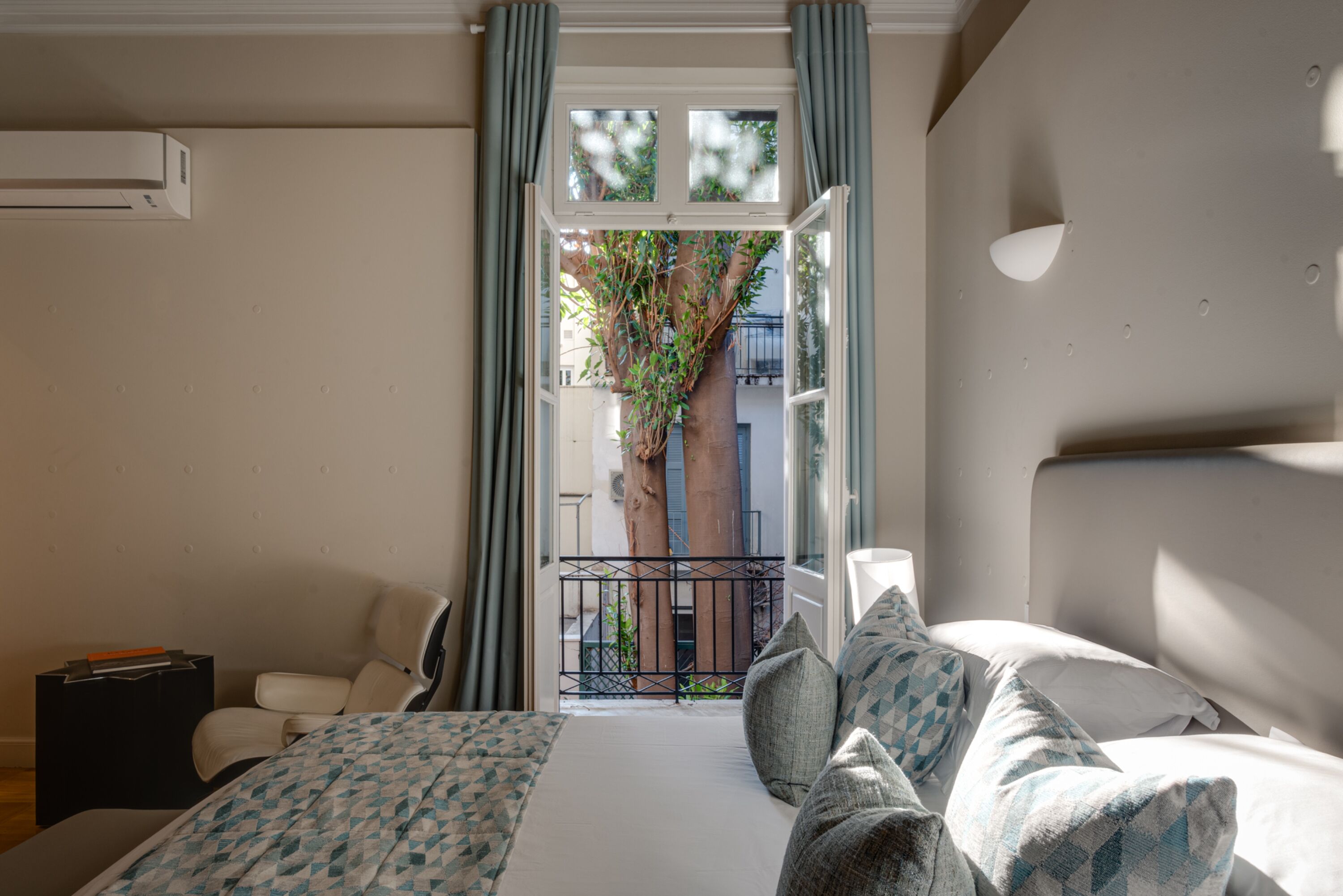 33 Solonos Suites