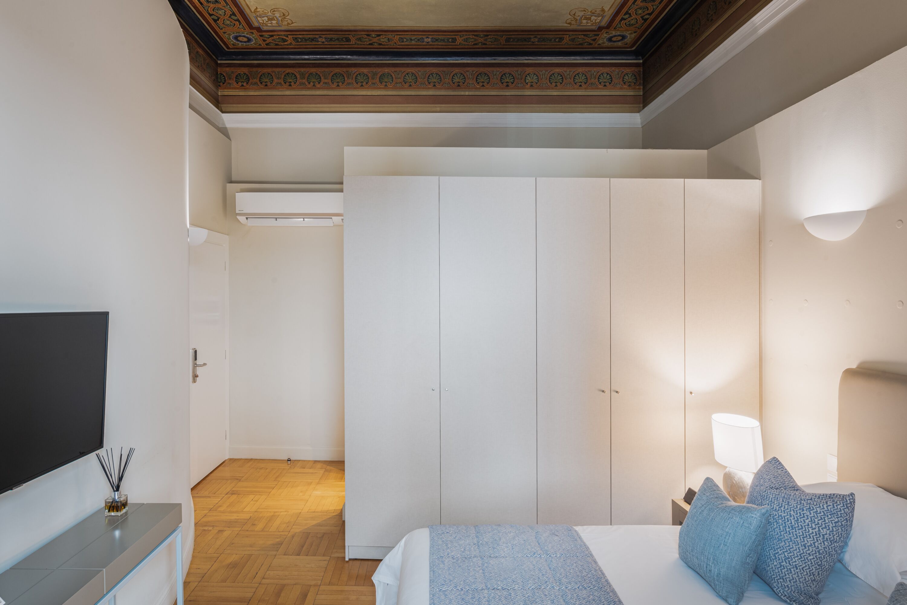 33 Solonos Suites