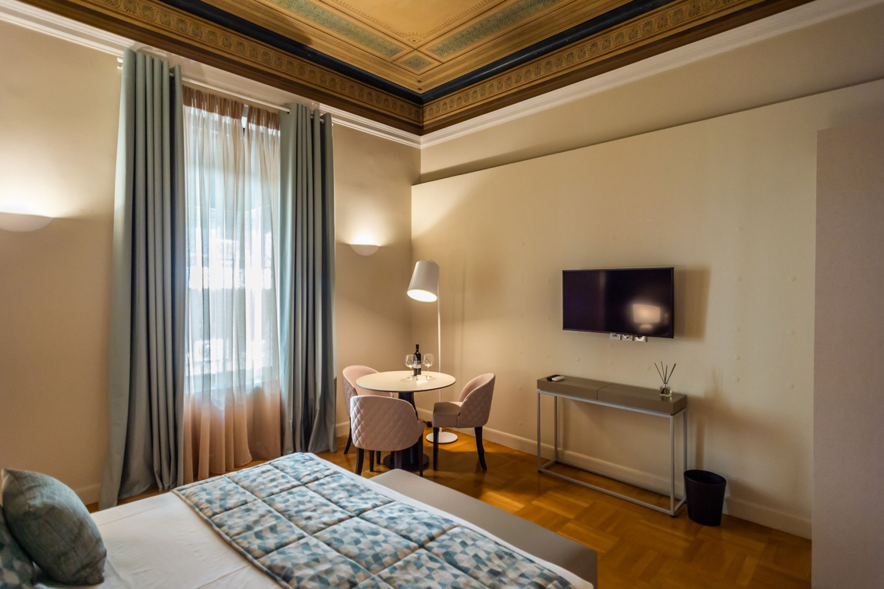 33 Solonos Suites