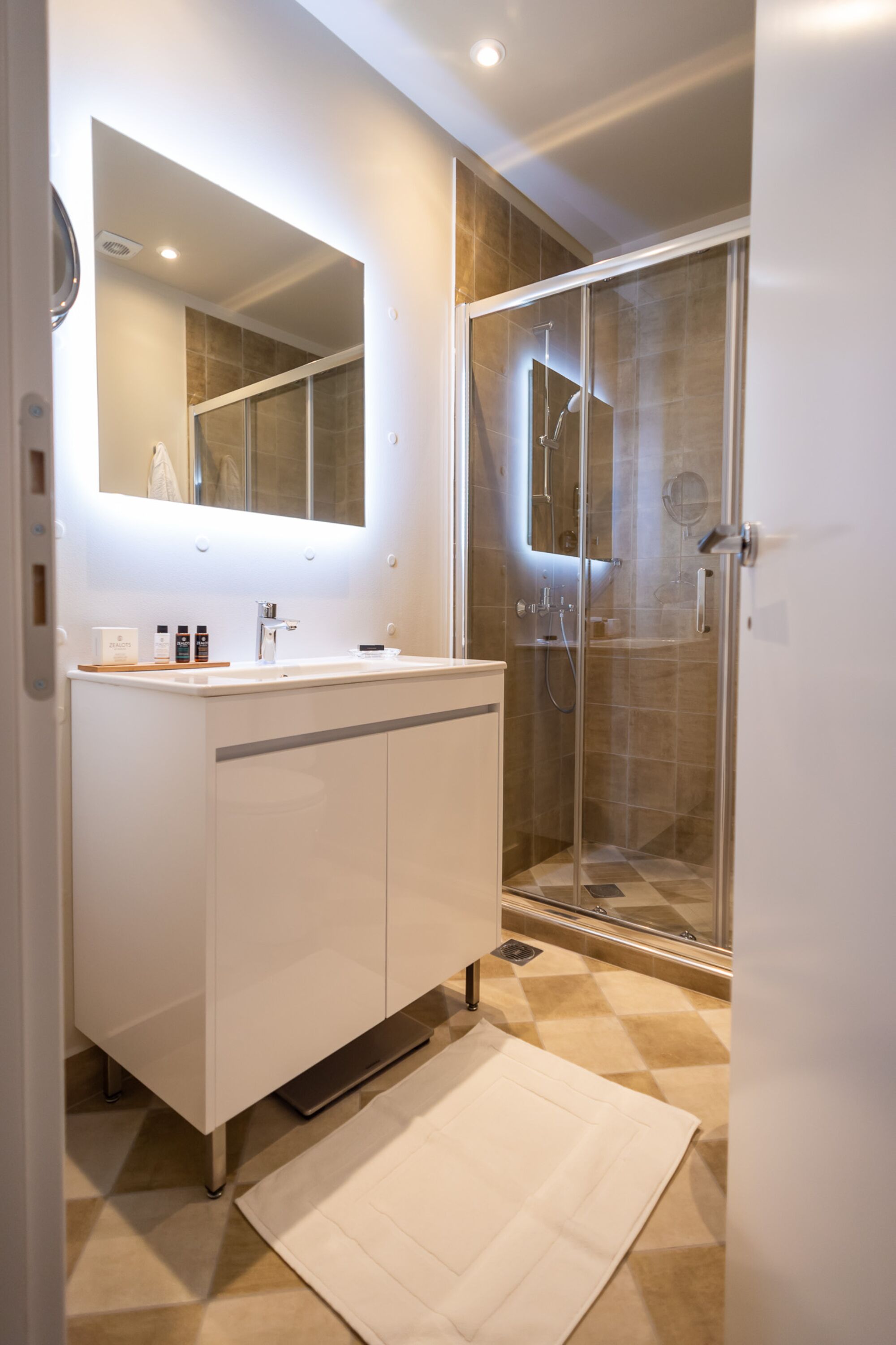 33 Solonos Suites