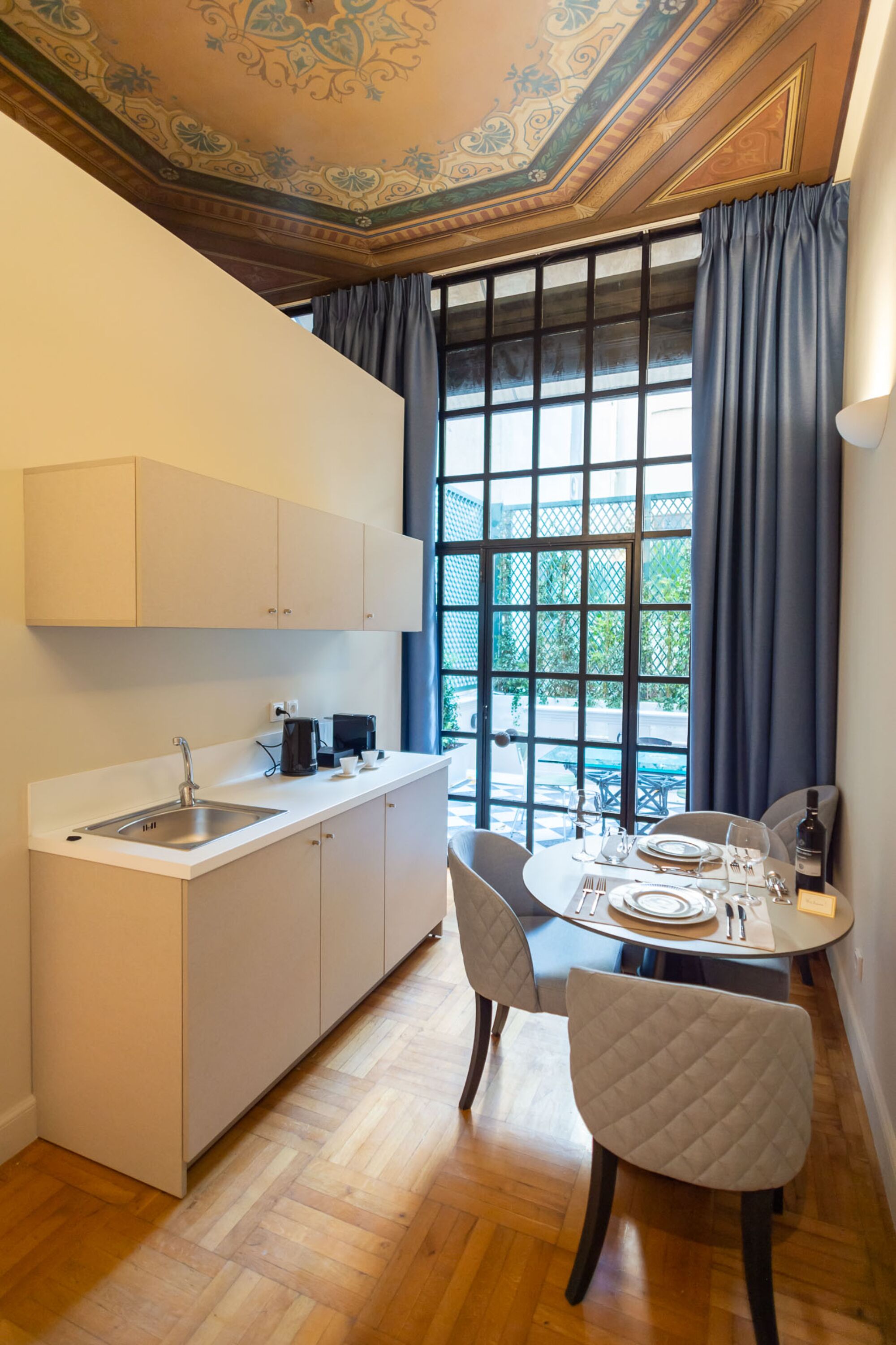 33 Solonos Suites